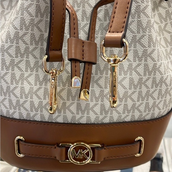 Michael Kors Reed Medium Belted Bucket Messenger Crossbody Handbag Vanilla MK - Picture 15 of 15